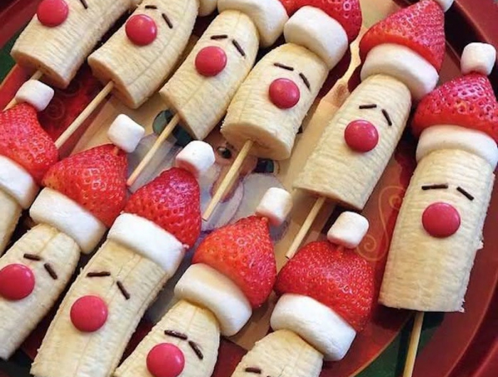 eine süße idee für weihnachten mit frucht banana und erdbeeren