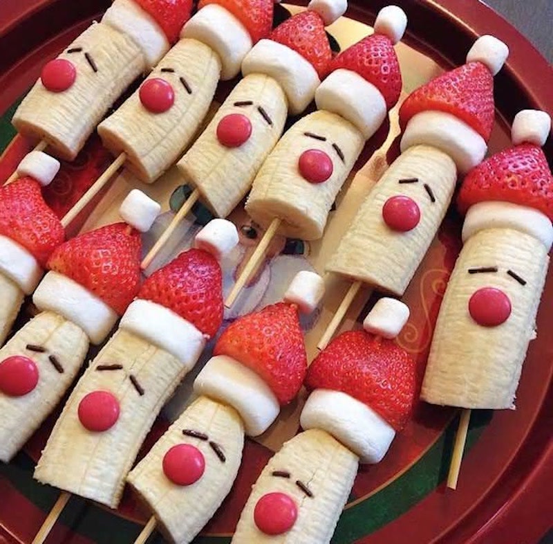 eine süße idee für weihnachten mit frucht banana und erdbeeren