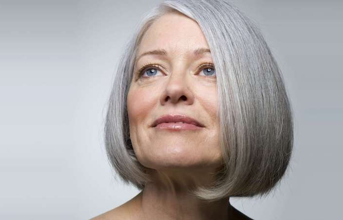 frisuren für graue haare ab 60 ältere frau mit blunt bob