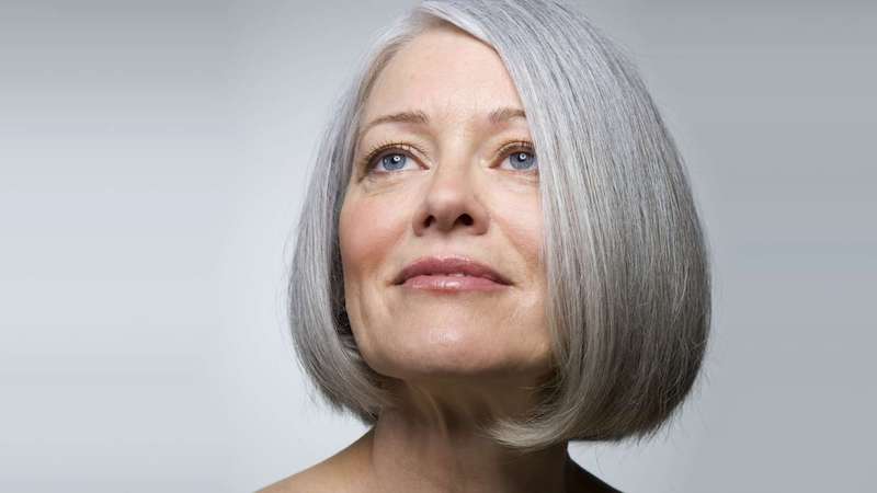 frisuren für graue haare ab 60 ältere frau mit blunt bob