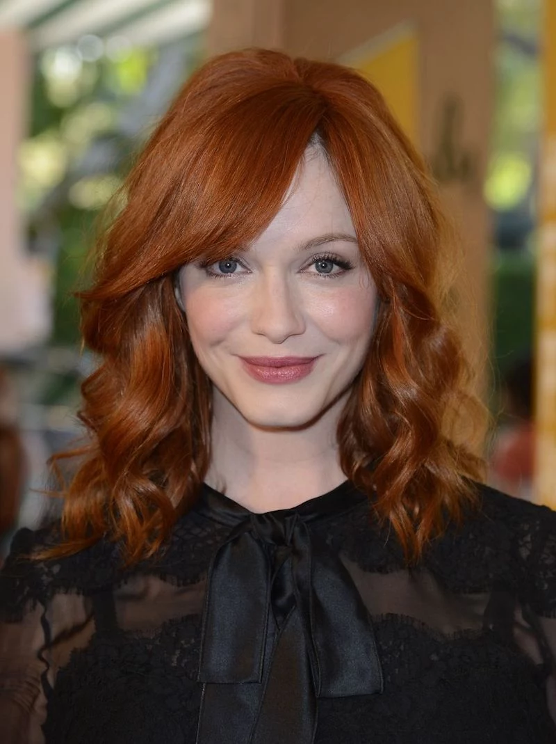 frisuren mittellang stufig mit pony ab 50 christina hendricks