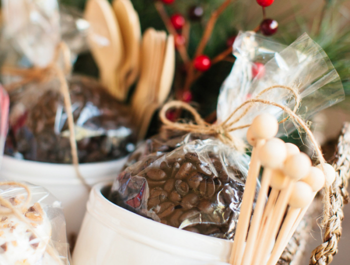geschenkkörbe selber basteln geschenkideen selbstgemacht kaffeetasse mit schokolade