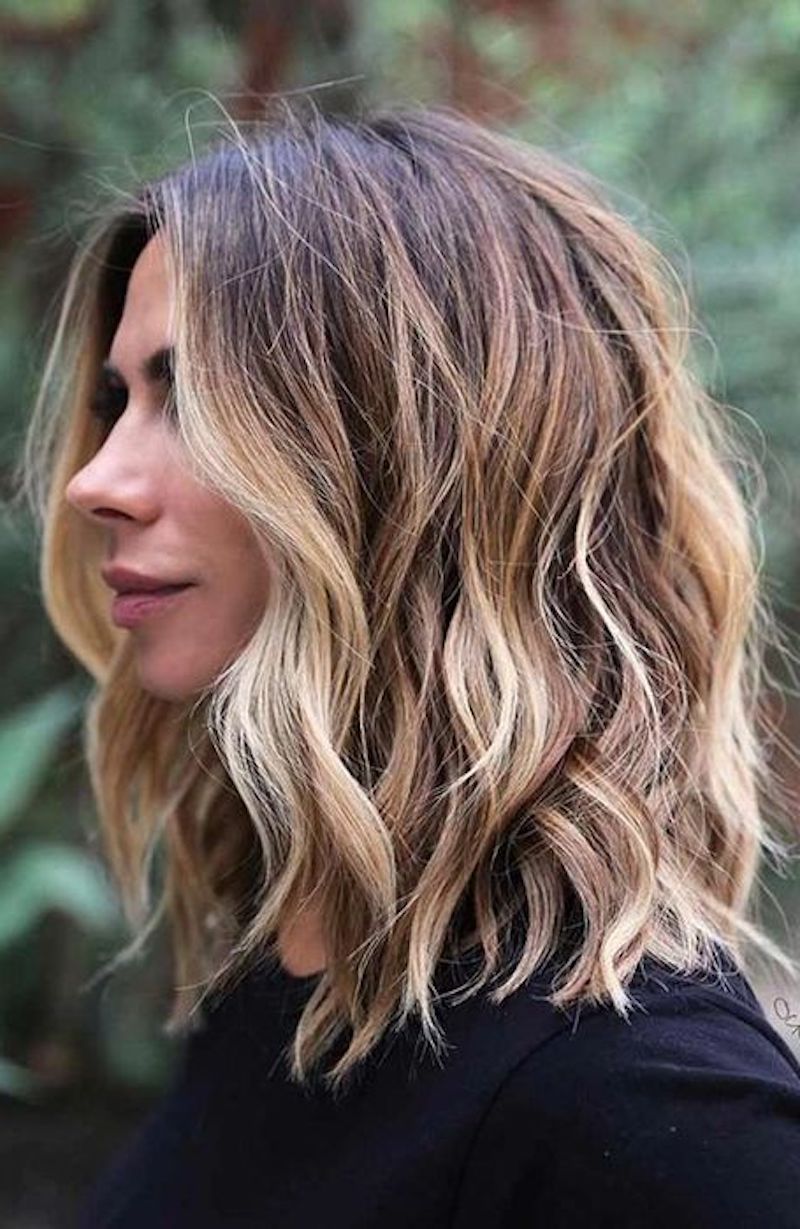 gestufte frisuren mittellang eine frau mit balayage blonden haaren