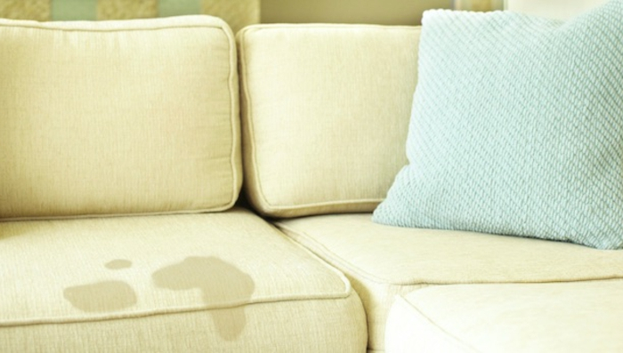 heller couch beschmutzt flecken aus sofa entfernen tipps