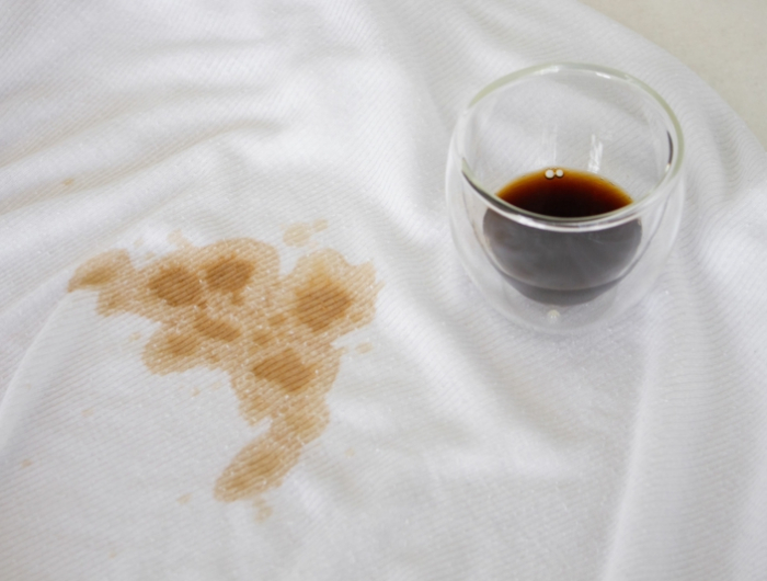 kaffe schmutz auf weißes hemd farbflecken aus kleidung entfernen