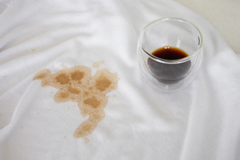 kaffe schmutz auf weißes hemd farbflecken aus kleidung entfernen