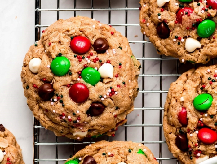 kekse verzieren mit grünen und roten m und m bonbons