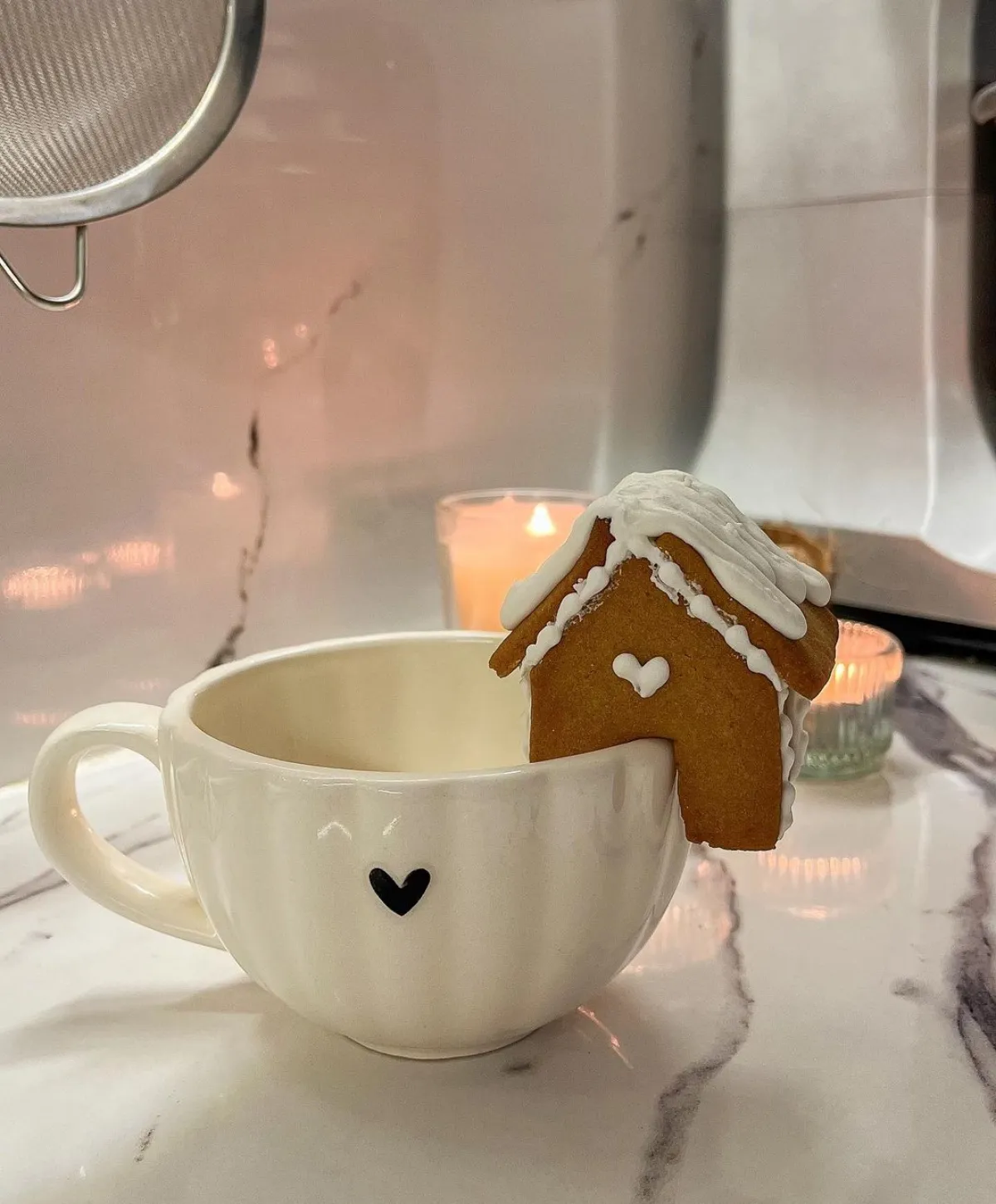 kleines häuschen für tasse heiße schokolade