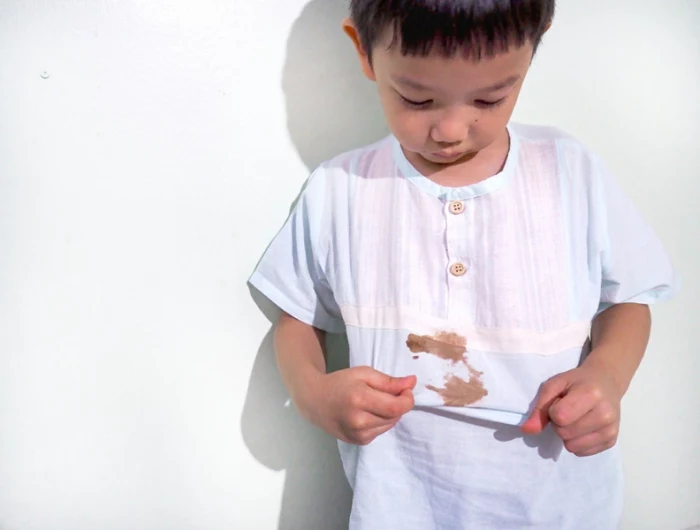 kleines kind mit schmutziges hemd fleckenentferner für stoffe