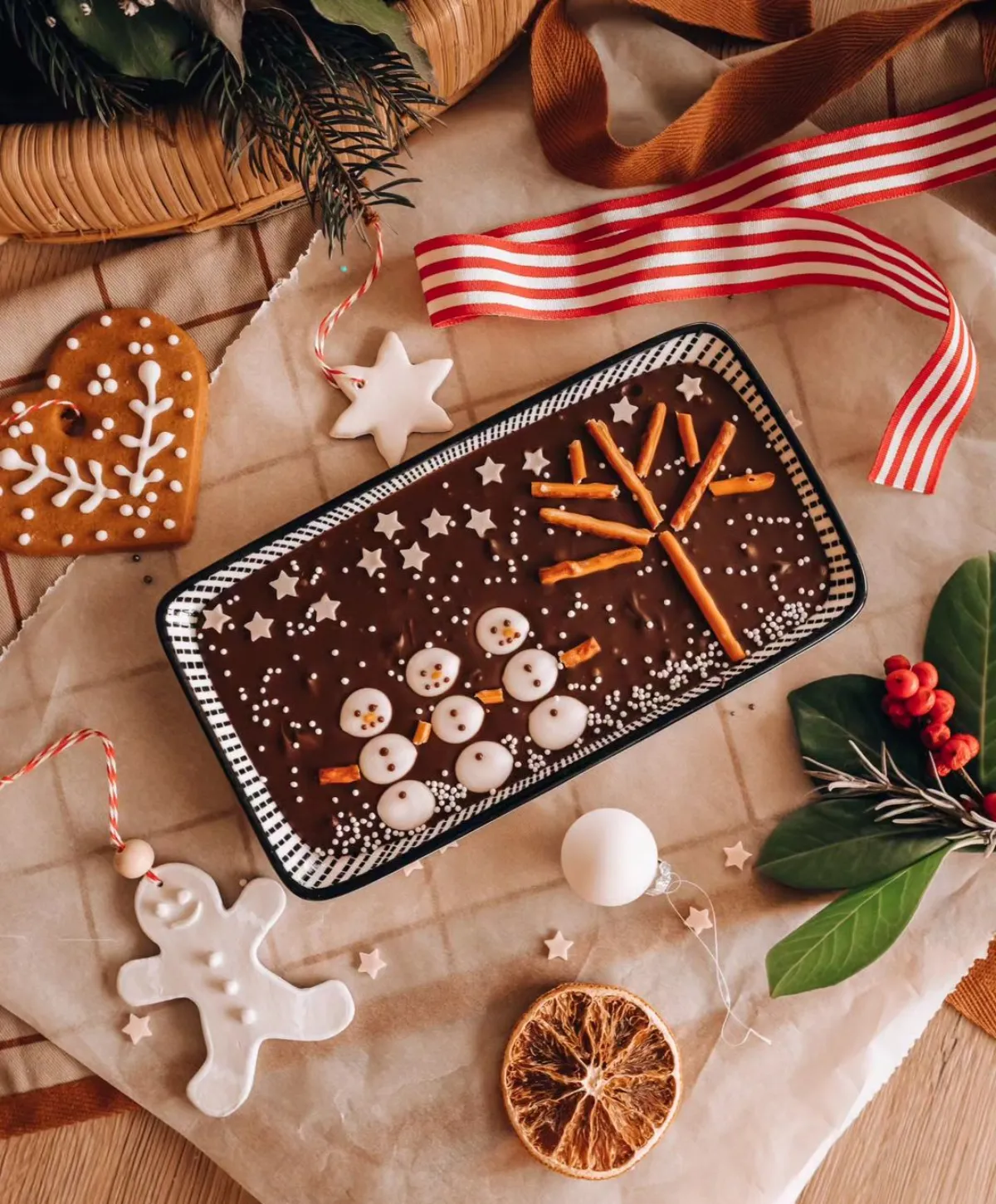 kuchen zu weihnachten schenken mit schneemännern aus marshmallows