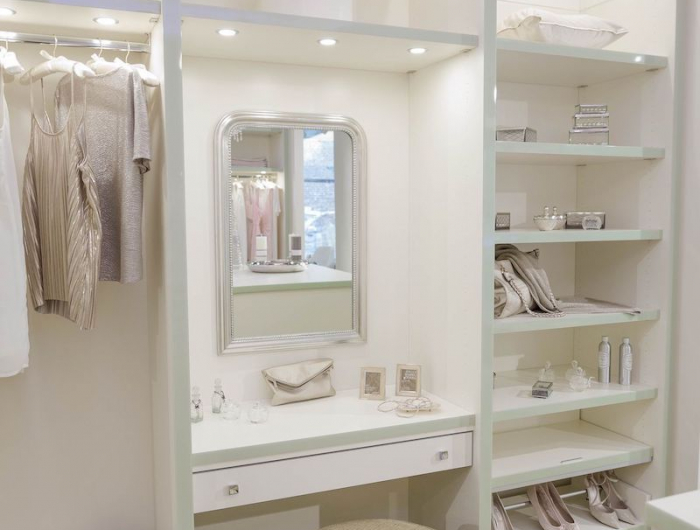 offenes kleiderschranksystem schrank bauen warum ein ankleidezimmer weiße kleiderregale mit sitzplatz