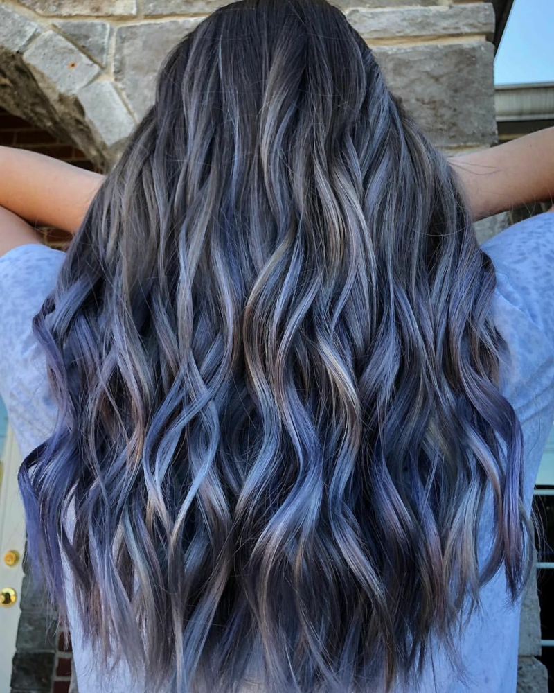 originelle haarfarbe 2022 braune haare mit strähnen blaue strähnen haare