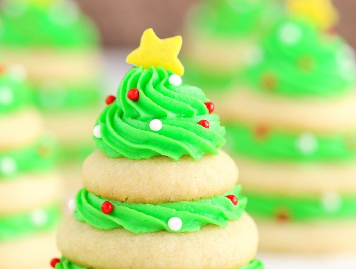 plätzchen dekoration zu weihnachten kekse dekoriert mit grüner buttercreme weihnachtsbäume