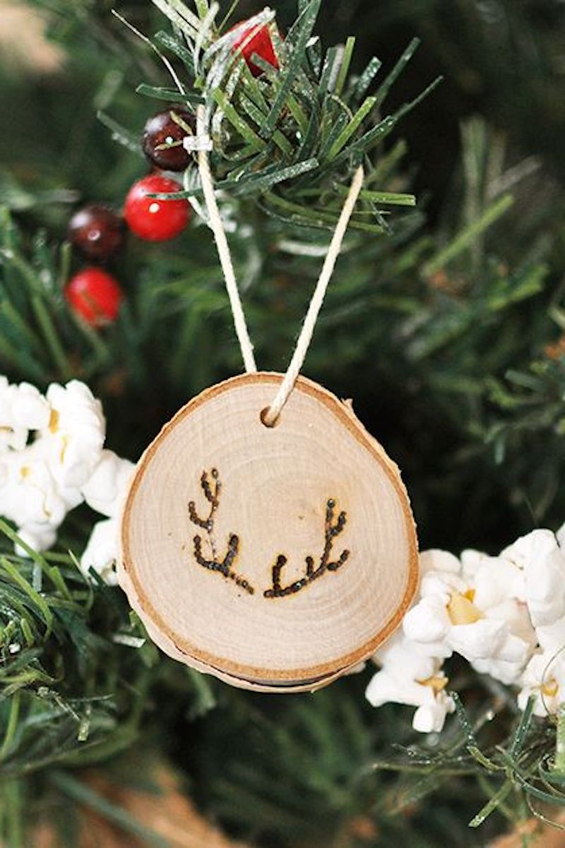 rustikale weihnachtsdeko holz holzscheibe weihnachtsbaumschmuck