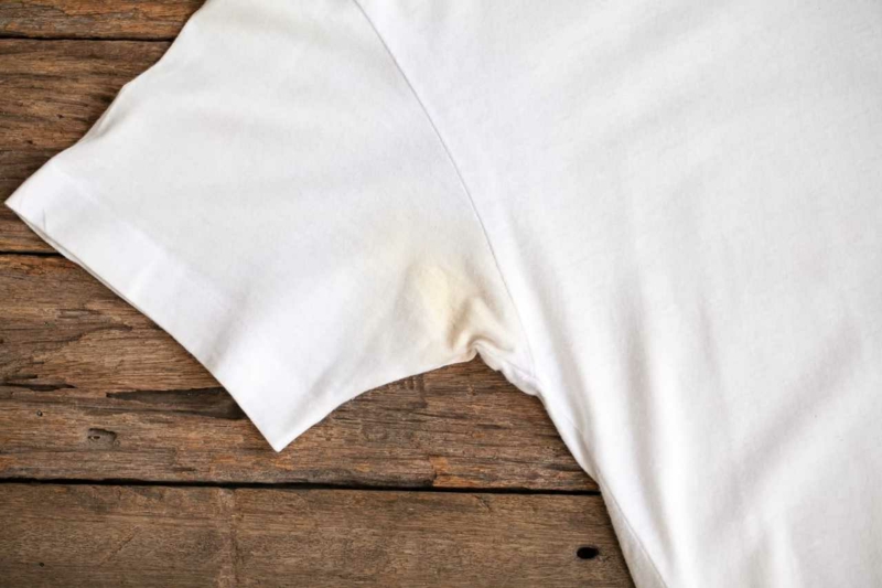 schweißflecke weißes t shirt 10 tipps für flecken entfernen