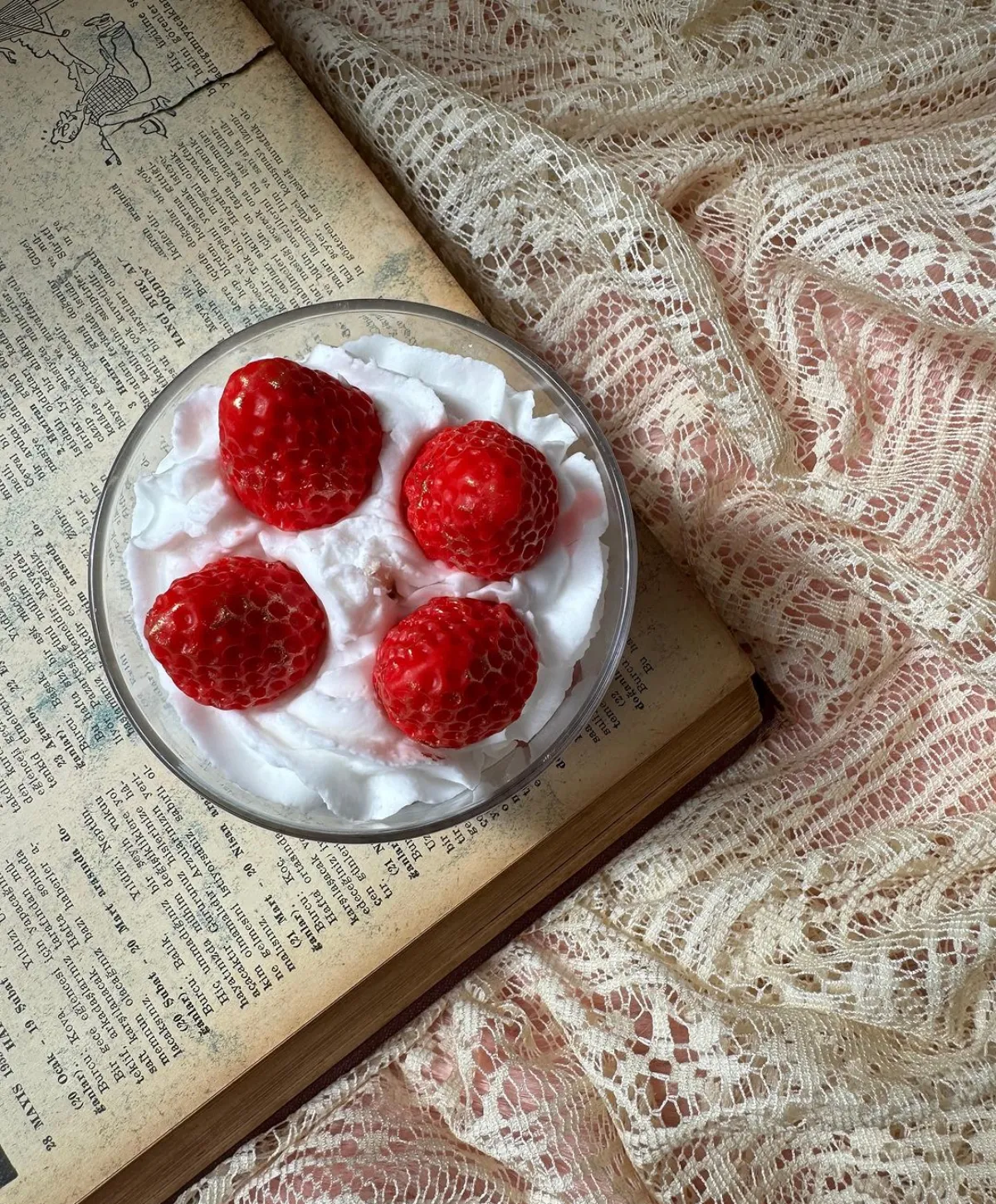 selbstgemachte duftkerze creme mit erdbeeren