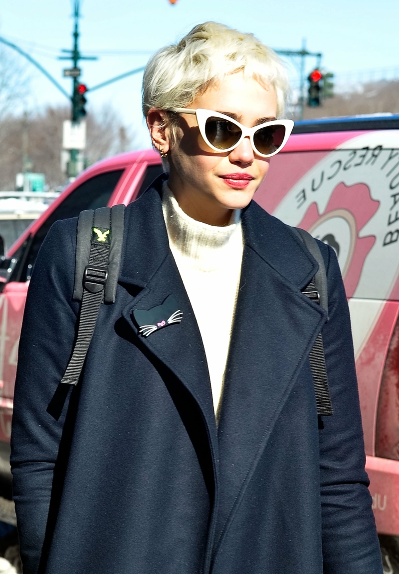 street style platinum blonde haare kurzhaarfrisuren damen 2022 trend