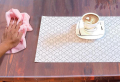 Tischschutzfolien – eine pflegeleichte Weise, die Tische im Haus kratzfrei zu halten