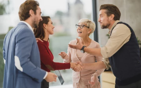 warum mitarbeiter binden mitarbeiter eines unternehmens vier leute sprechen im büro