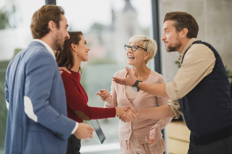 warum mitarbeiter binden mitarbeiter eines unternehmens vier leute sprechen im büro