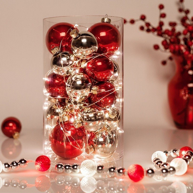 weihnachtdeko im glas mit licherkette große glasvase gefüllt mit weihnachtkugeln