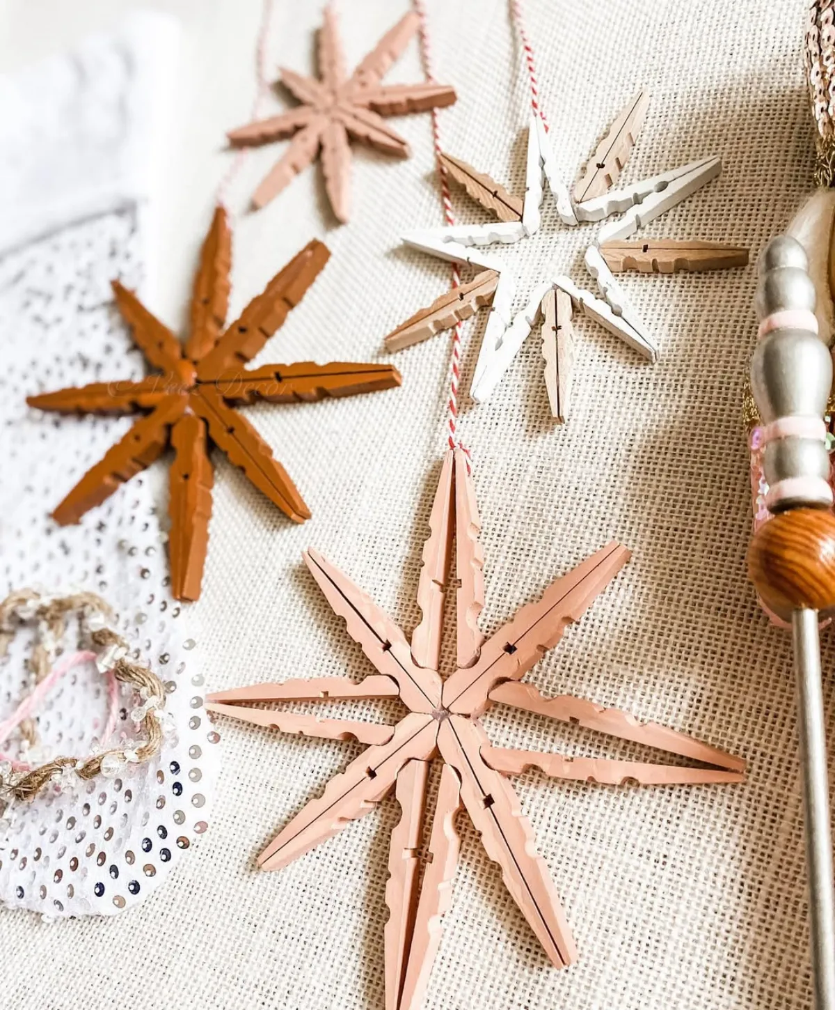 weihnachten basteln ideen schneeflocken aus wäscheklammern