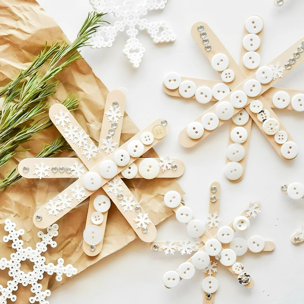 weihnachtsbasteln mit kindern schneeflocken aus eisstielen dekroiert mit knoepfen