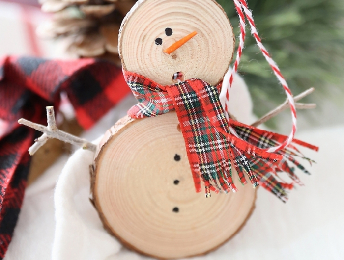 weihnachtsdeko selber machen aus holz schneemann weihnachtsbaumschmuck aus holzscheiben