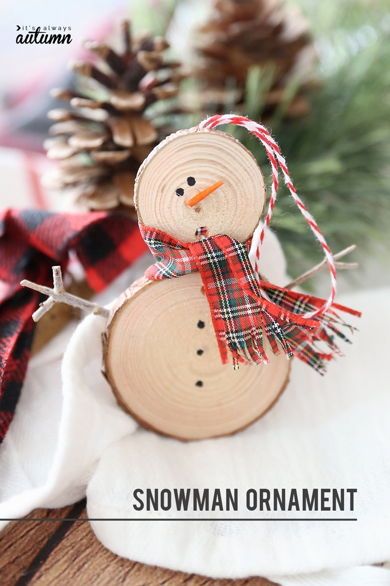 weihnachtsdeko selber machen aus holz schneemann weihnachtsbaumschmuck aus holzscheiben