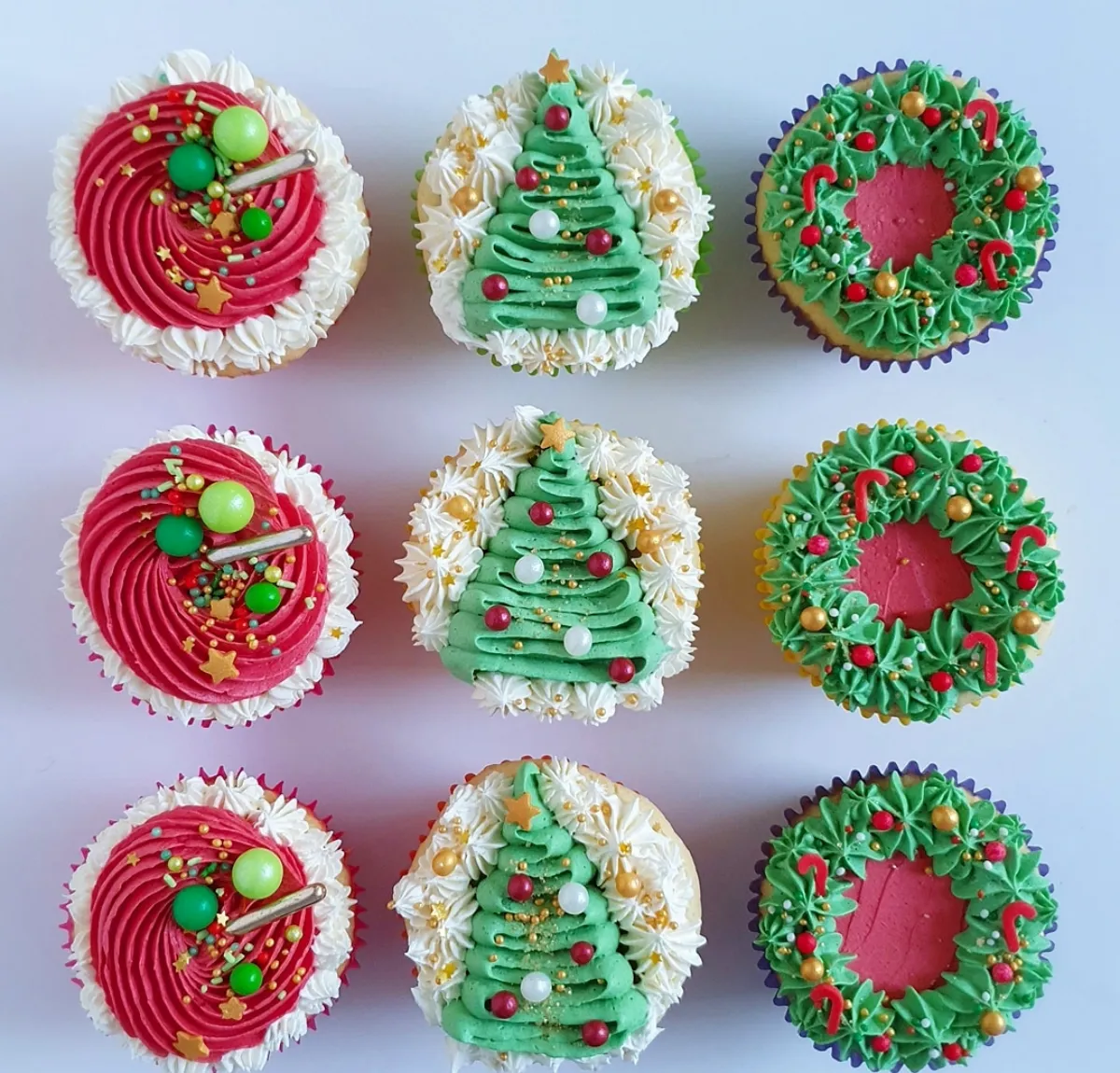 weihnachtsgeschenke aus der küche festlich dekorierte cupcakes