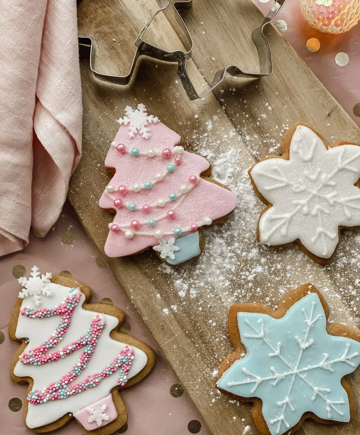 weihnachtskekse mit glasur christbäumchen und schneeflocken