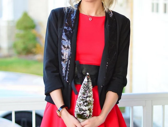 weihnachtskleid damen 2021 trend weihnachtsoutfit damen kleid frau mit rotem kleid schwarzer blazer