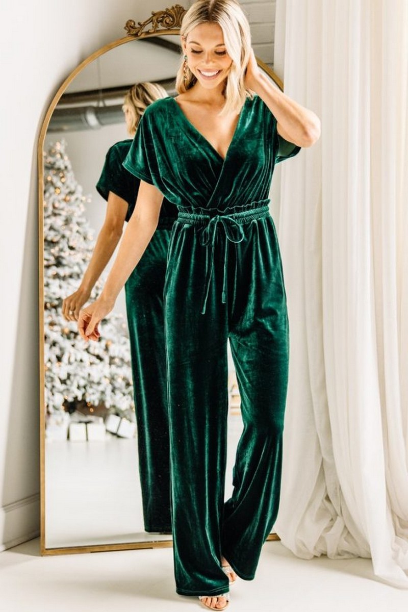 weihnachtsoutfit damen 2021 trends elegantes weihnachtsoutfit jumpsuit grün velours