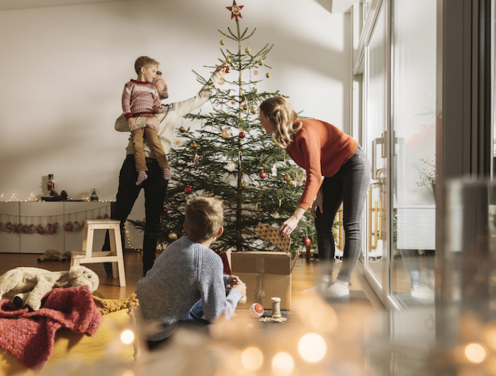 weihnachtsputz liste eine familie schmückt den tannenbaum
