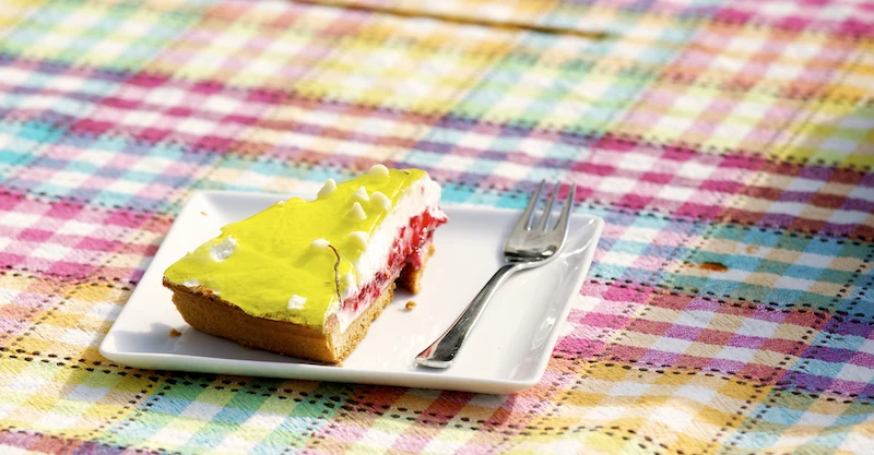 wie viel sollte tischdecke überhängen bunte tischdecke gelber kuchen