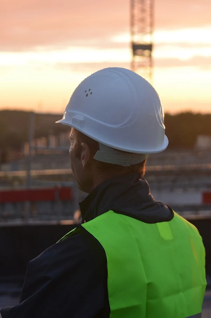 winterjacken für die arbeit mann auf der baustelle