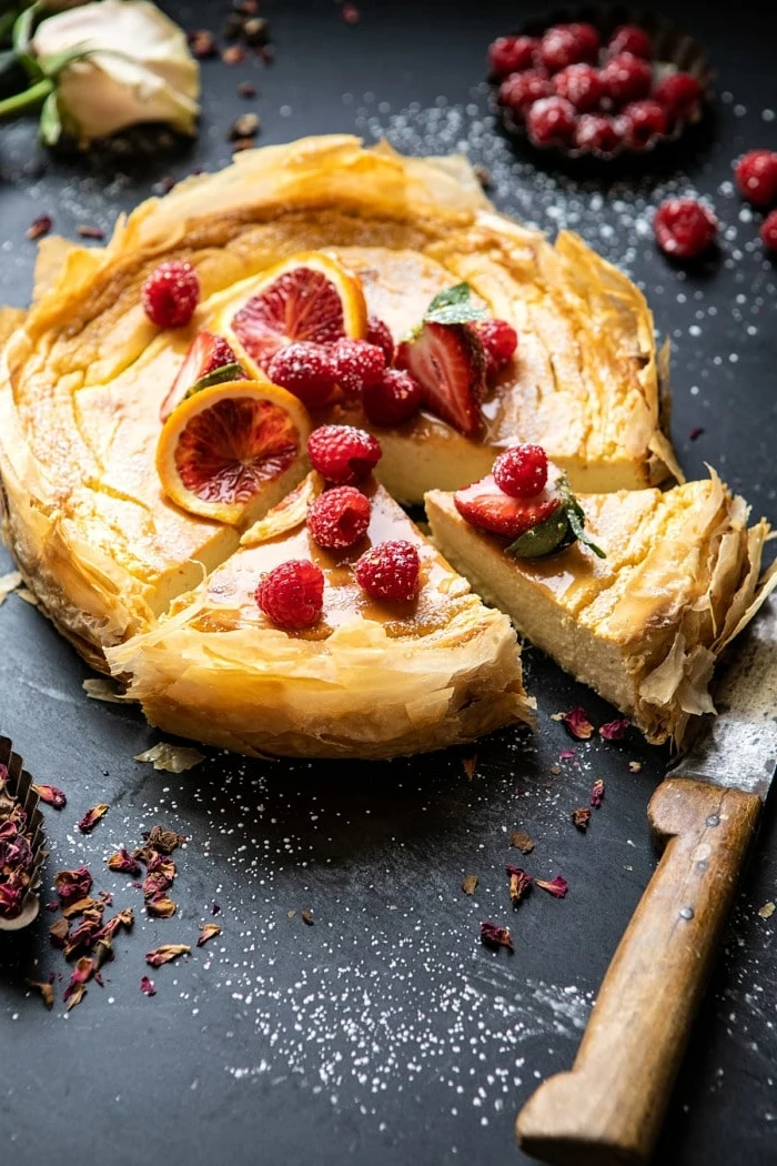 0 käsekuchen ohne boden cheesecake mit zitronen garniert mit frischen himbeeren und pudderzucker