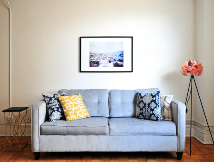 5 poster und bilder blaue couch wohnzimmer einrichten