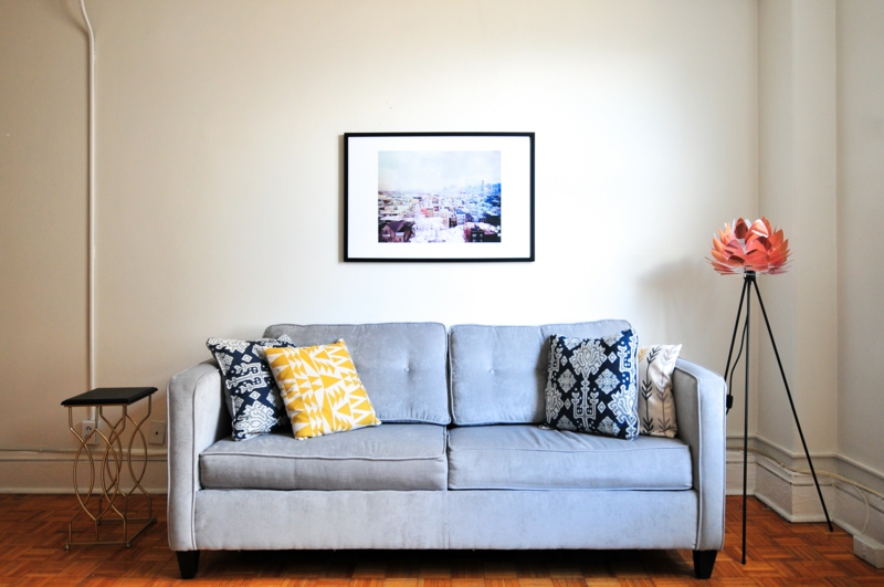 5 poster und bilder blaue couch wohnzimmer einrichten