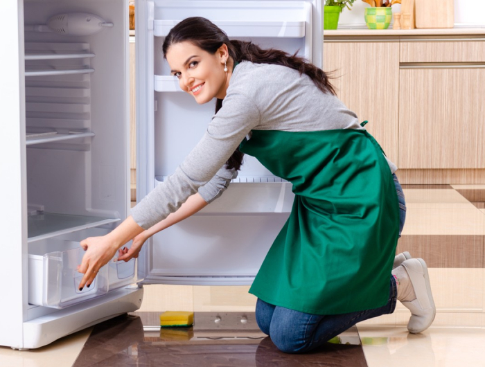 abfluss kühlschrank reinigen mit hausmittel gegen schlechten geruch und schmutz.jpg
