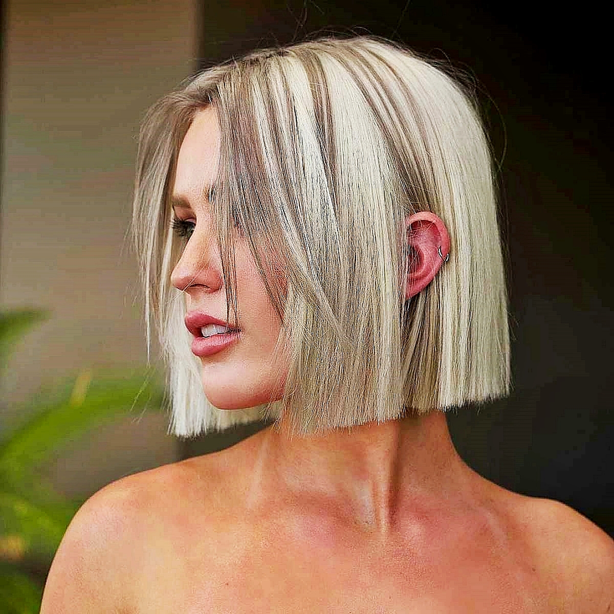 blunt bob blonde haare mit strahnen moderne damenfrisur bescene