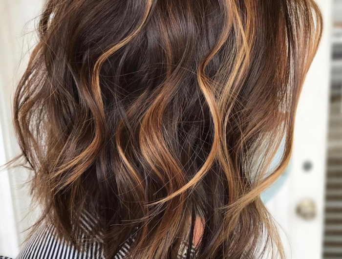 braune haare mit blonen strähnen trendige farbtechniken bob frisur