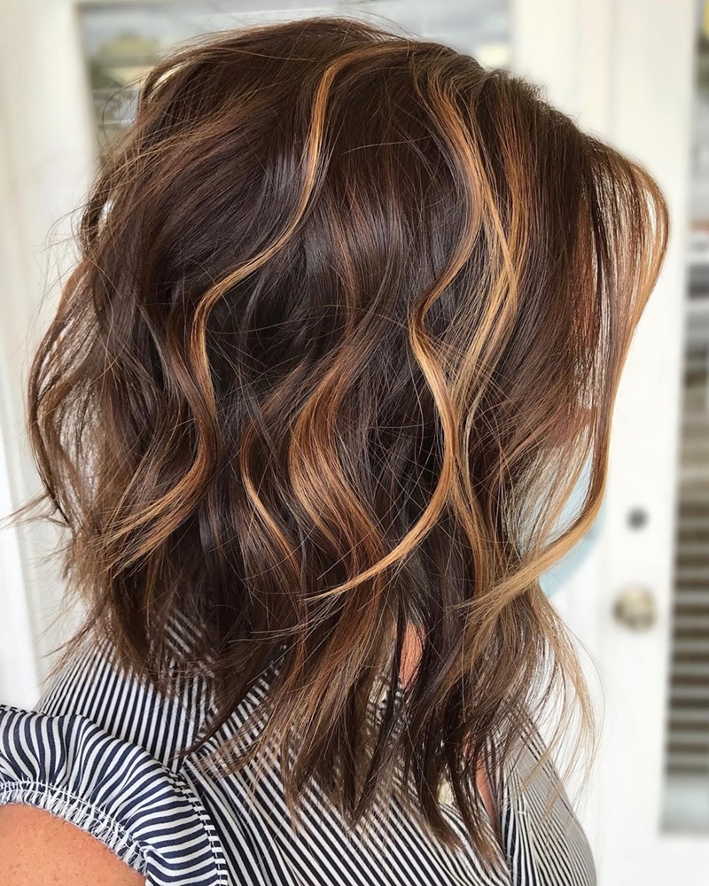 braune haare mit blonen strähnen trendige farbtechniken bob frisur