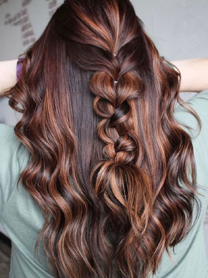 braune haare mit karamell highlights