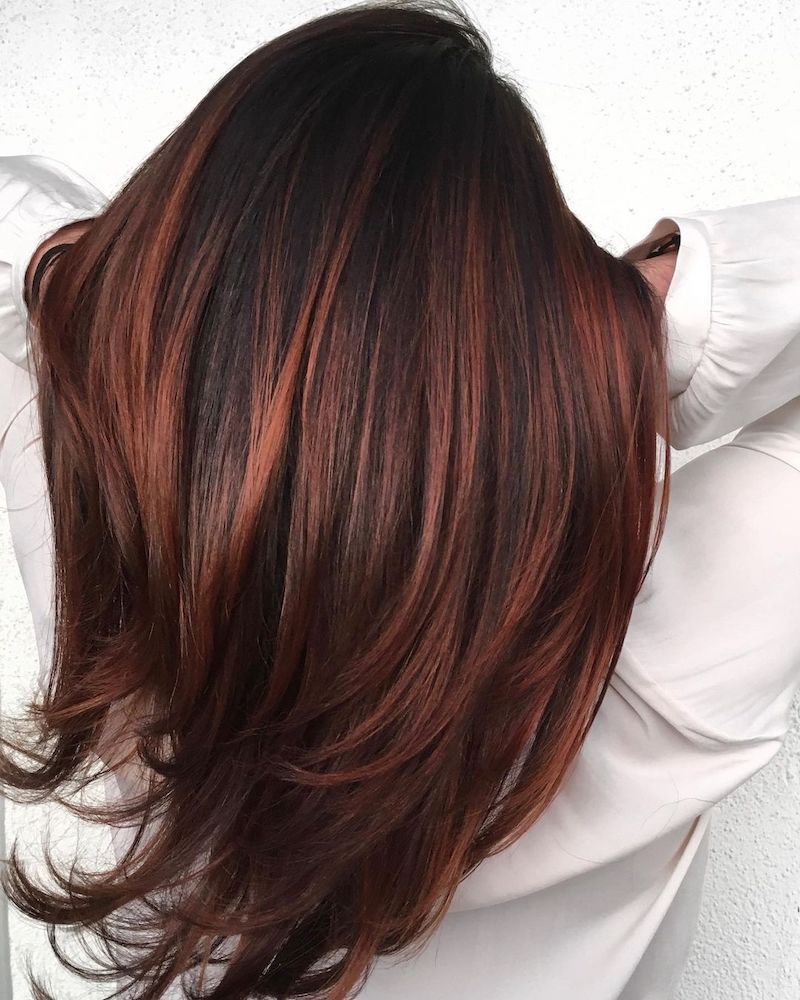 braune mittellange haare mit highlights dunkelbraune haaransätze mit kastanienbraunen highlights