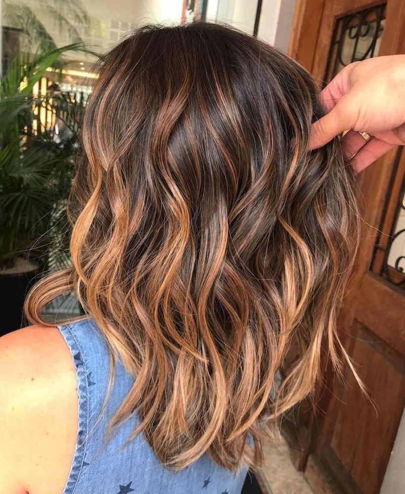 braune mittellange haare mit highlights karamell strähne