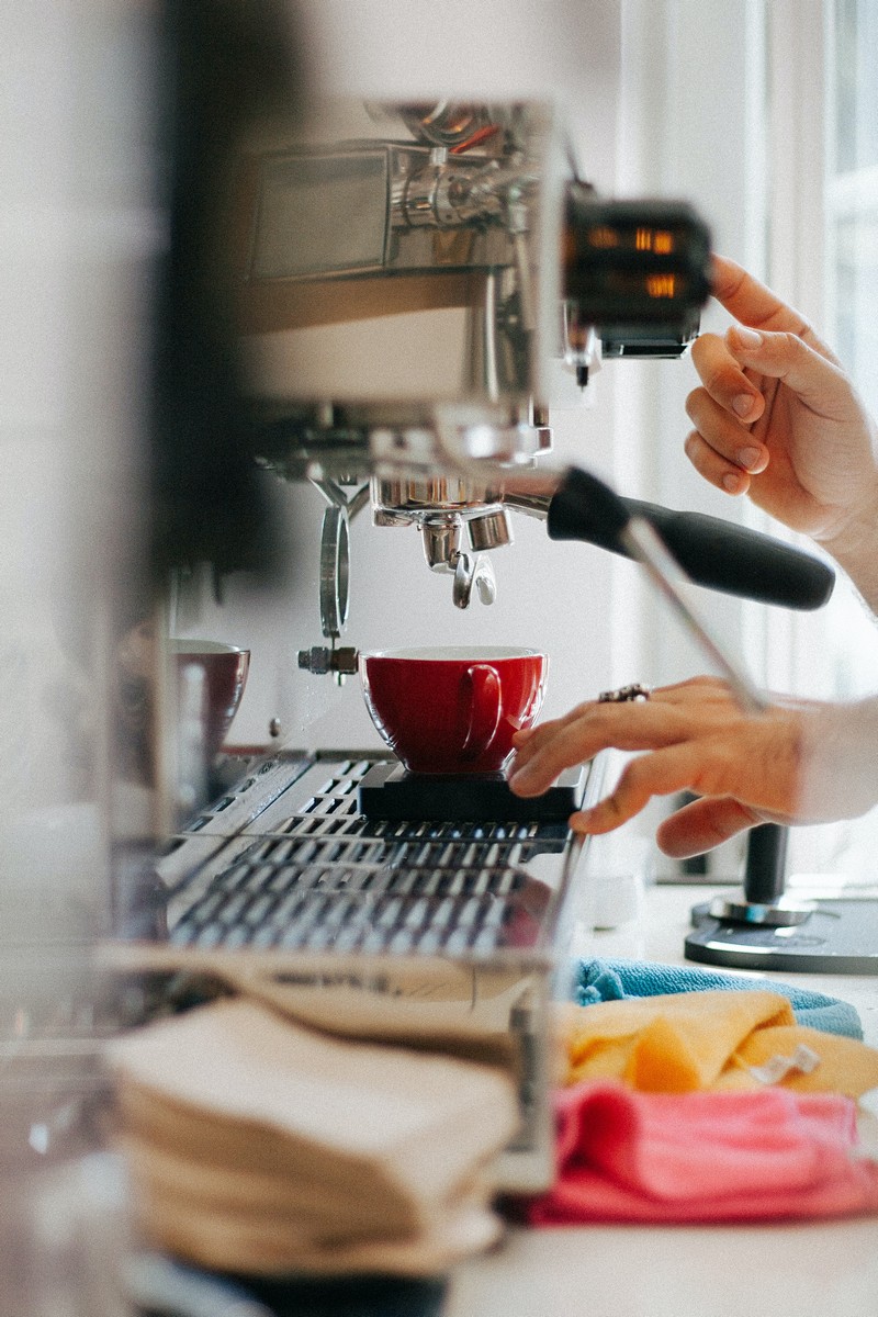 coffeefriend de kaffeeautomat vollautomat kaffeemaschine man macht kaffee am vollautomat rote tasse