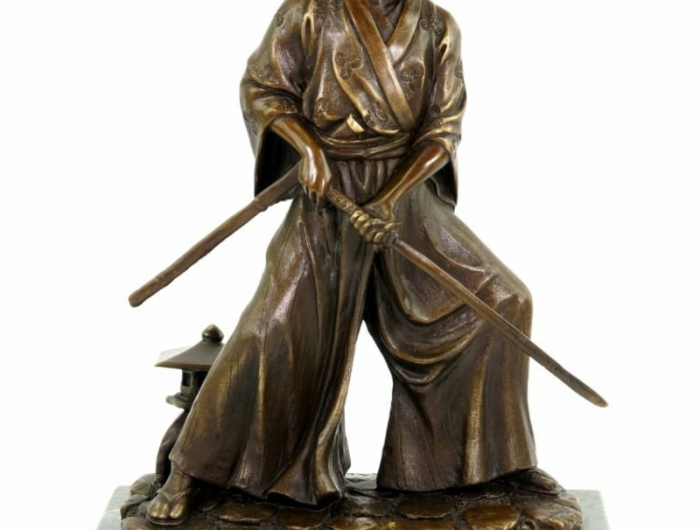 dekoration wohnung ideen und inspo samurai skulptur