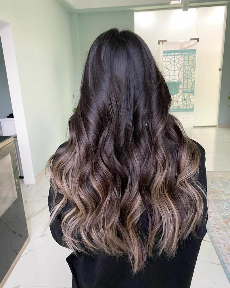 dunkelbraune haare mit strähnen balayage helle dame lange haare dunkle schokolade