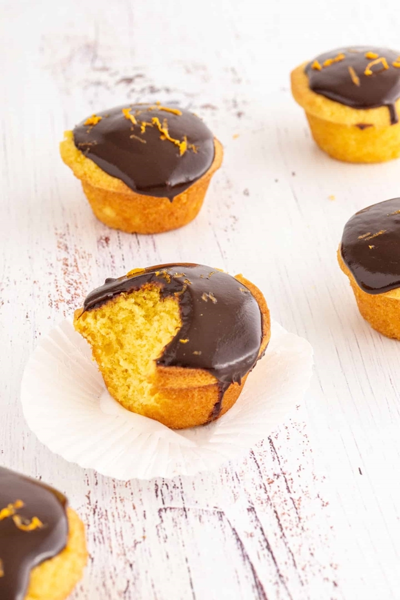 einfach backen muffins mit mandarinen und glasur aus dunkler schokolade 
